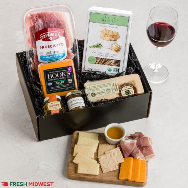 Savor the exquisite flavors of our Artisan Meat and Cheese Box, featuring award-winning Colby cheese and melt-in-your-mouth prosciutto, organic sourdough bites, honey, and zesty marmalade.🧀🍷

Tap the link in our bio to shop now.
.
.
.
.
#SupportLocal#ShopSmallBusiness#FreshMidwest#GroceryDelivery#OnlineGrocery#DeliveryService#FoodDelivery#DoorStepDelivery#OnlineGroceryShopping#NoContactDelivery#ShopSmall#SmallBusiness#ShopLocal#LocalDelivery#InstaFood#DinnerIdeas#FoodGram#HomeCooking#midwest#chicago#wisconsin#picoftheday#mealkit#dinner#healthydinner#CheeseBox#giftidea